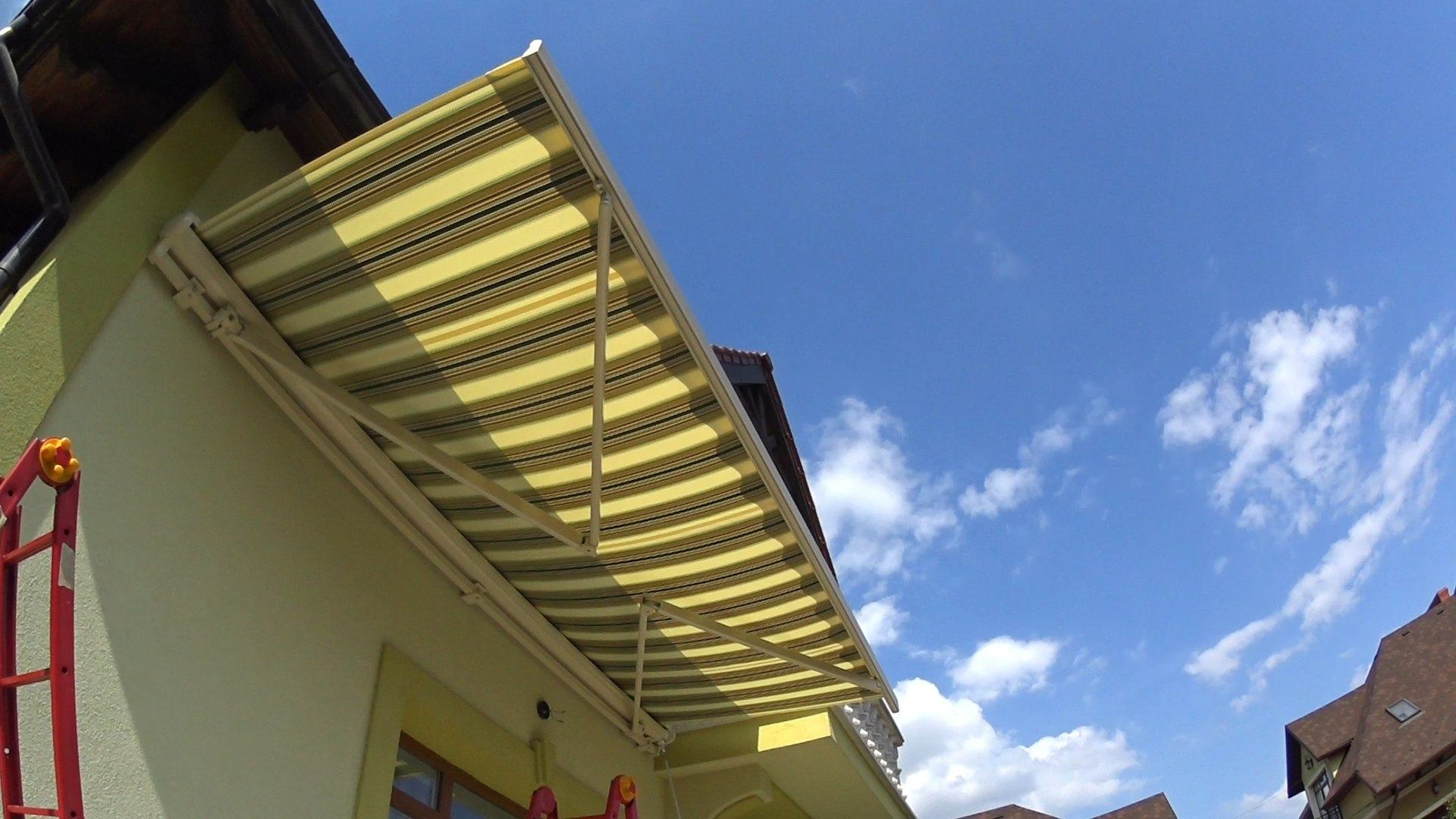 Toldo rayado bajo una cubierta