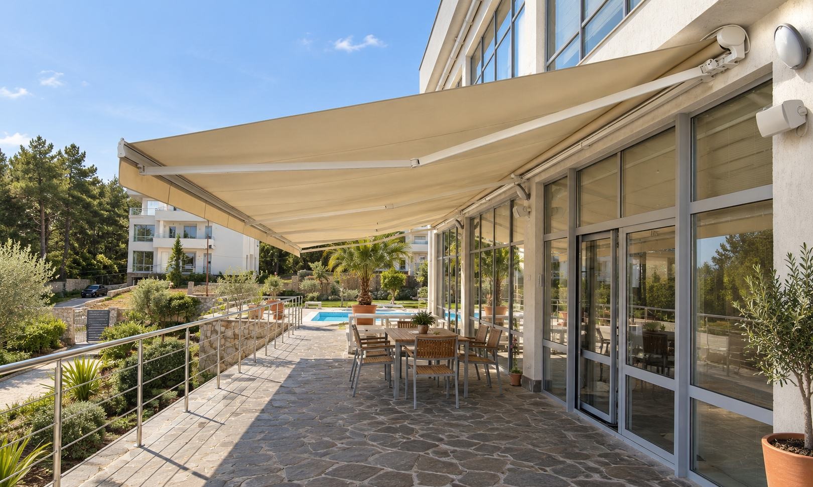 Toldo horizontal sobre una terraza