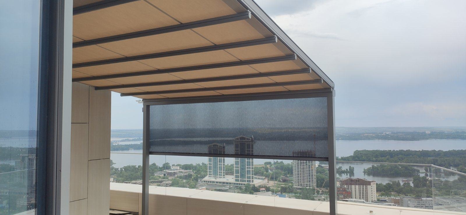 Toldo vertical con vistas a la ciudad