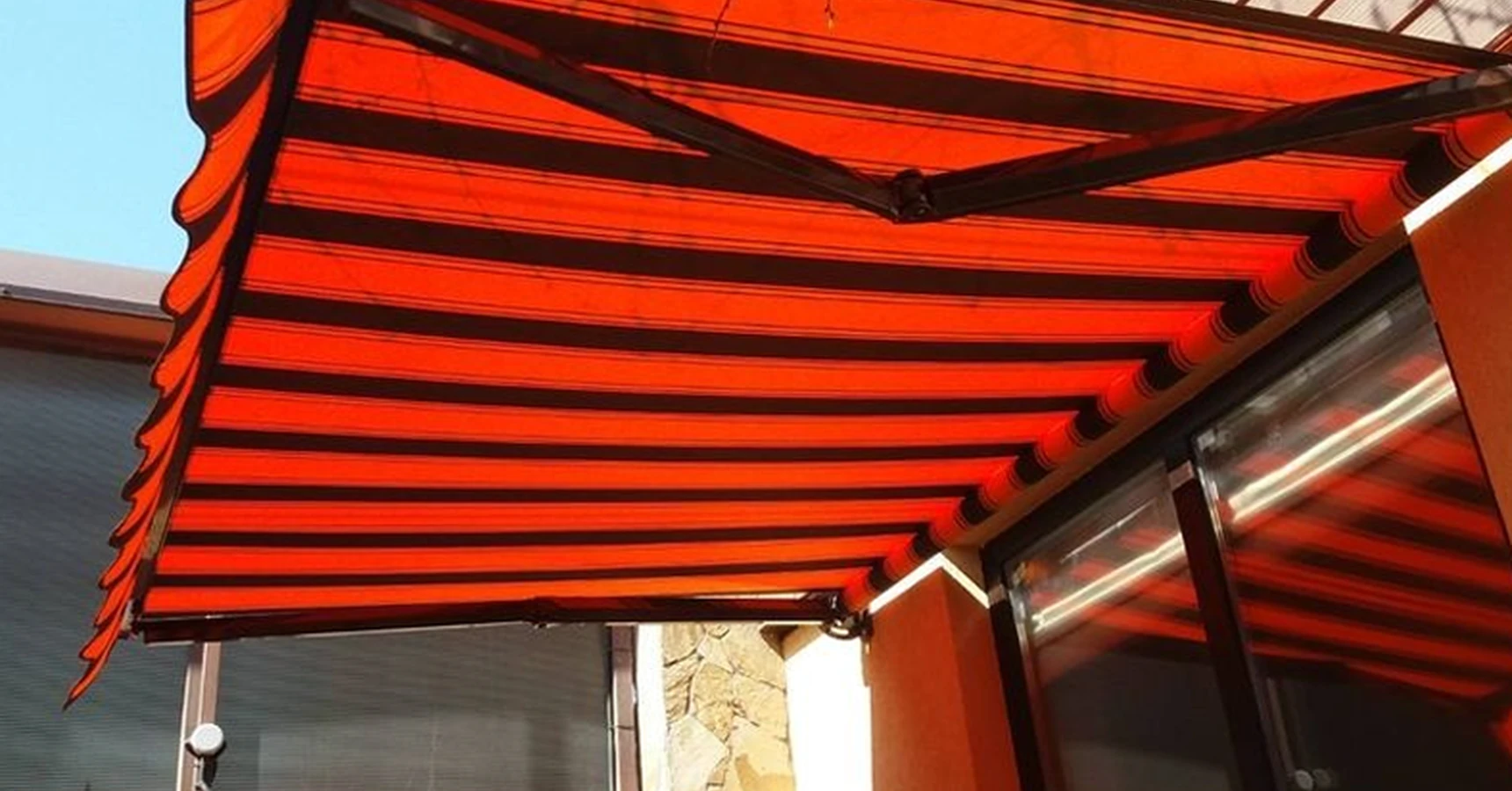 Lona rayada de un toldo retráctil