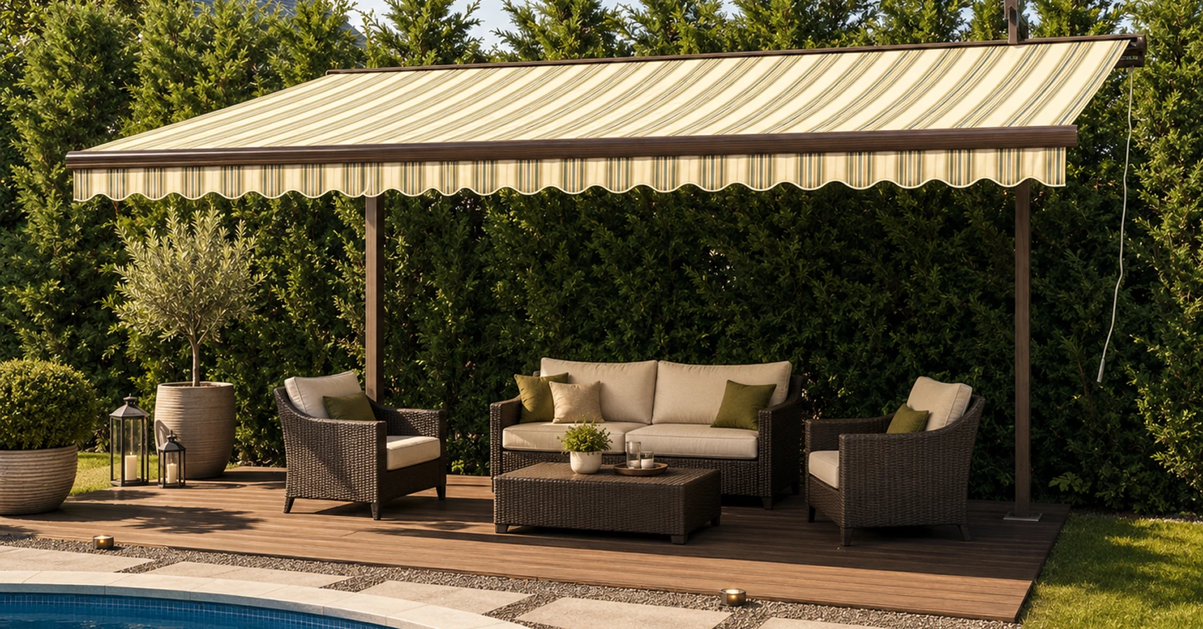 Toldo desplegado en una terraza junto a la piscina