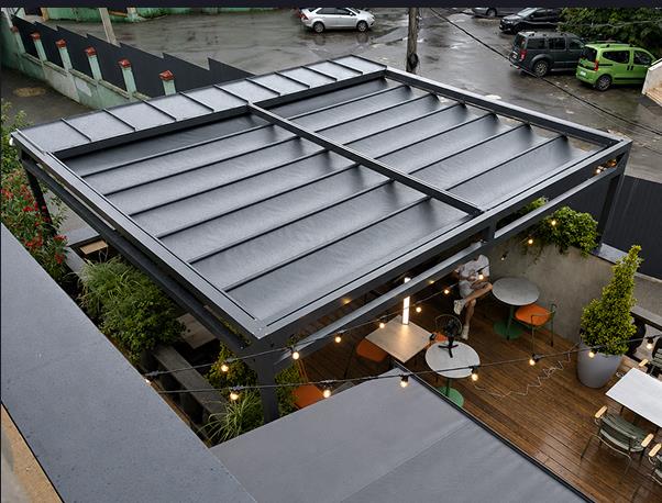 Pérgola de aluminio en terraza de restaurante