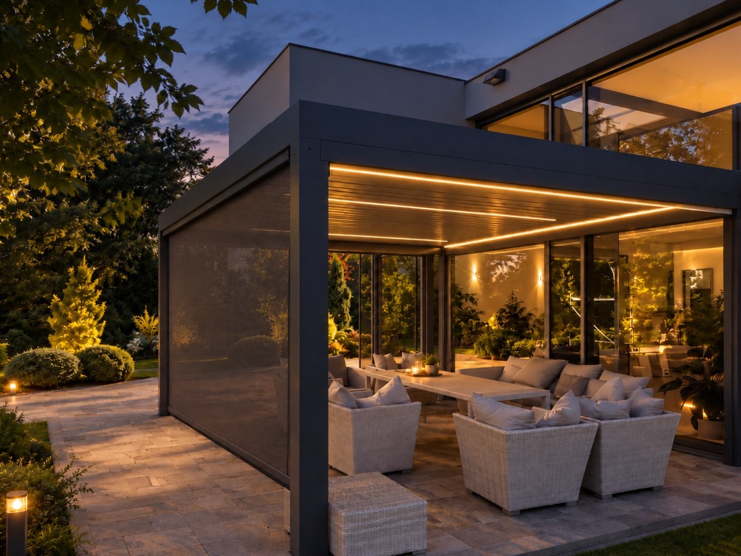 Pérgola equipada con iluminación LED y cortinas laterales