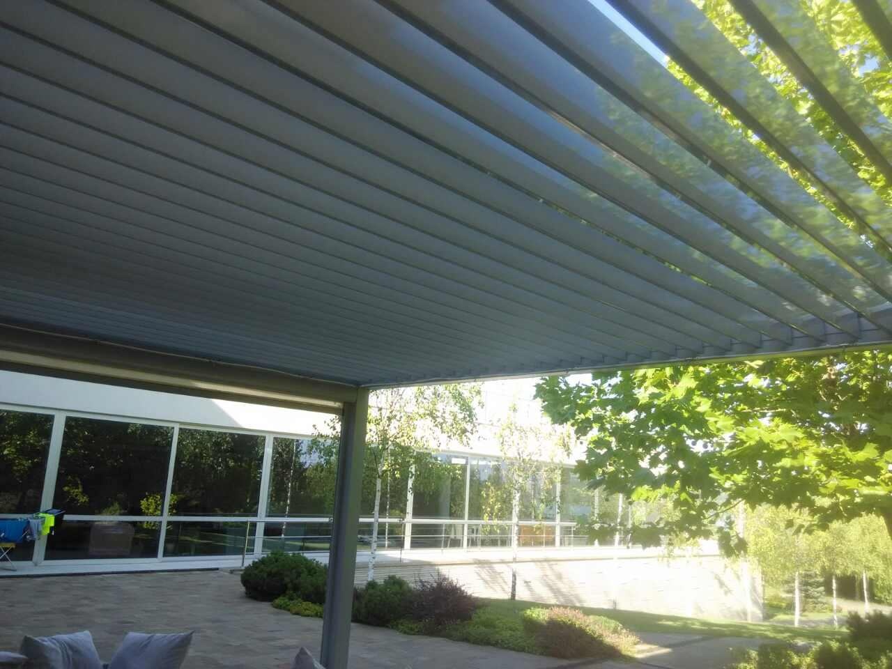 Pérgola de aluminio con lamas cerradas