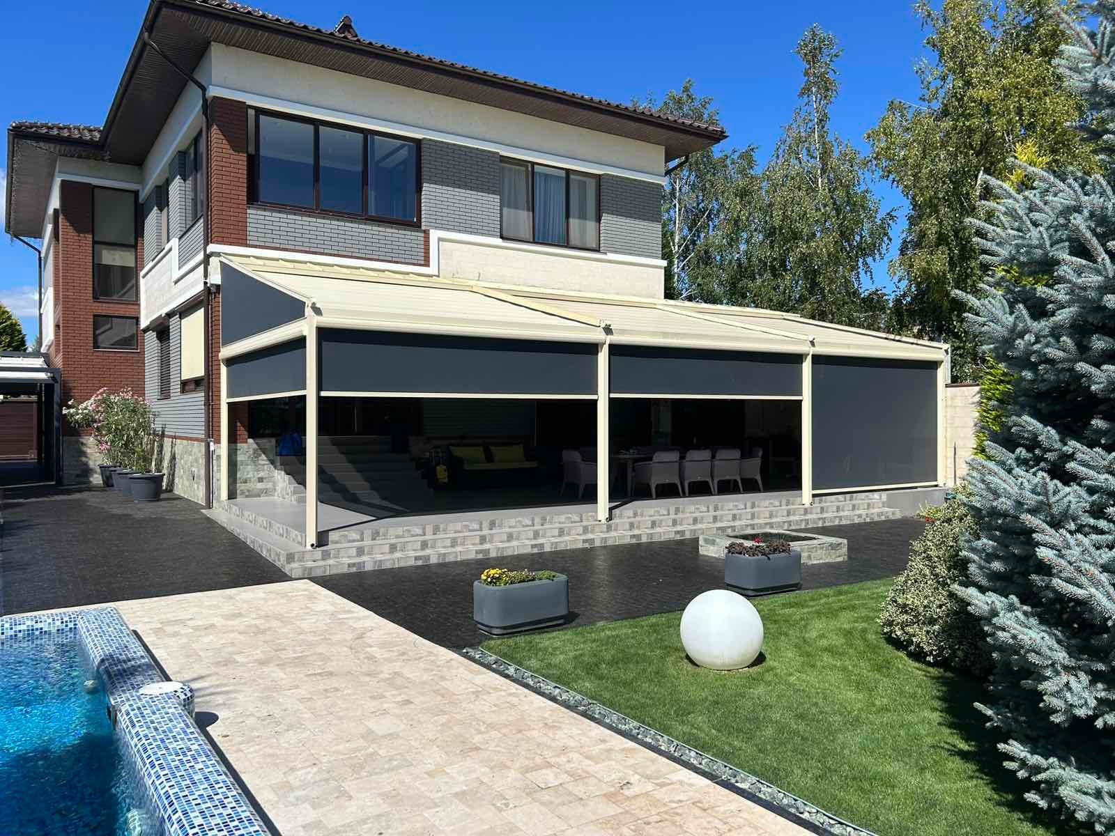 Pérgola de lona de gran formato junto a una casa