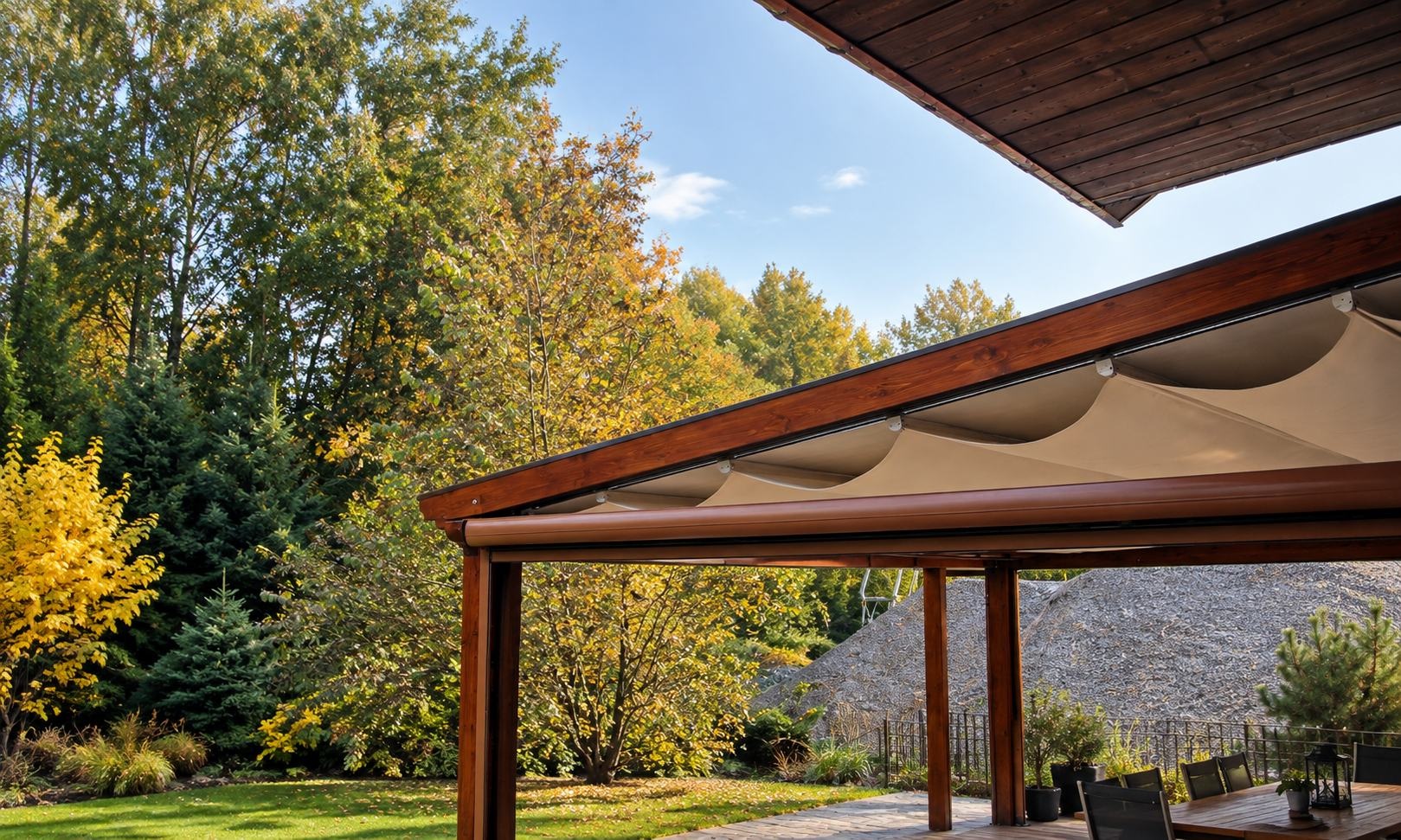 Pérgola de lona con estructura de madera