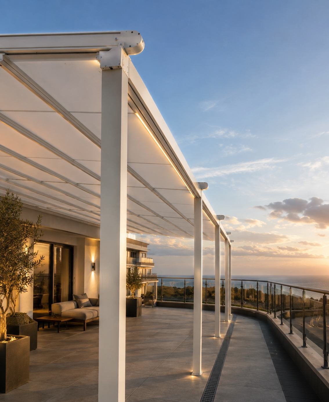 Pérgola de lona blanca junto al mar