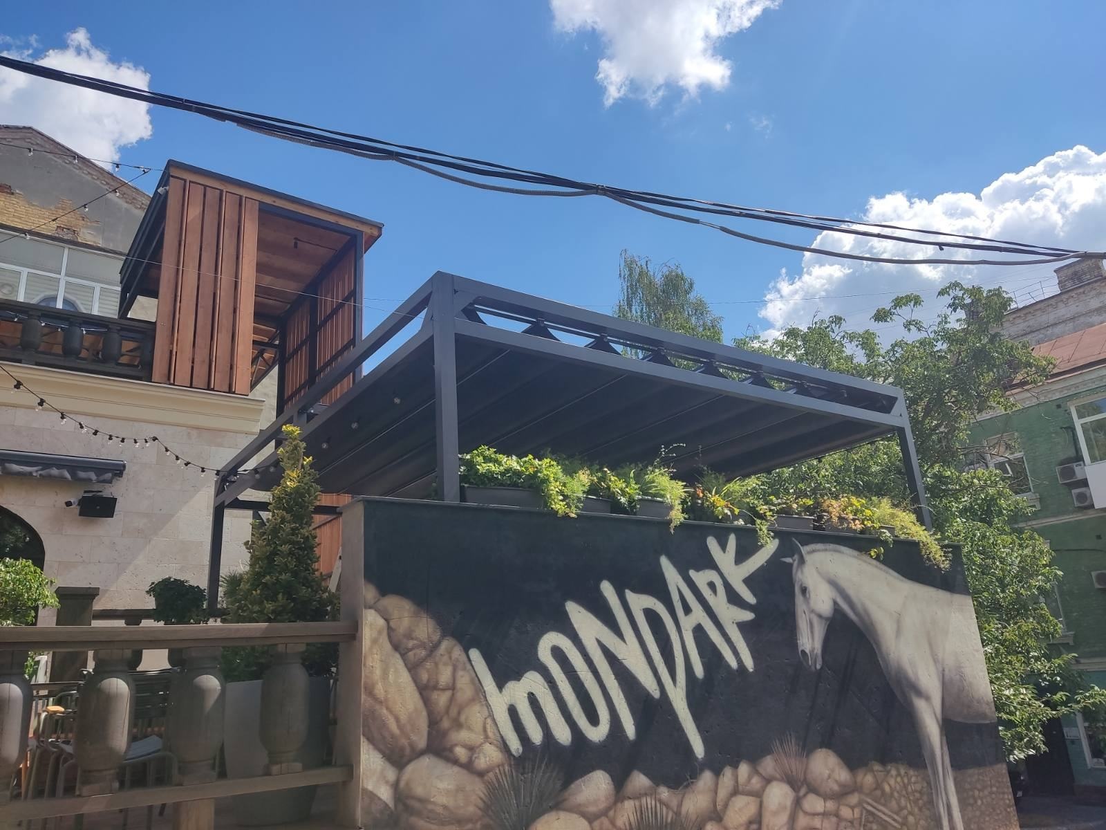 Pérgola Testrite en un proyecto comercial