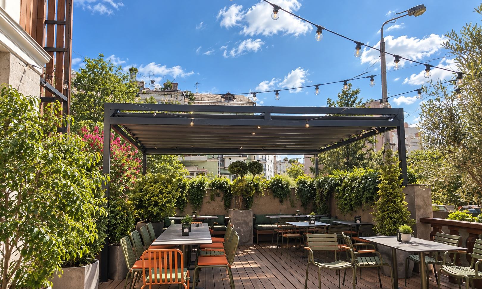 Pérgola de lona en una terraza ajardinada