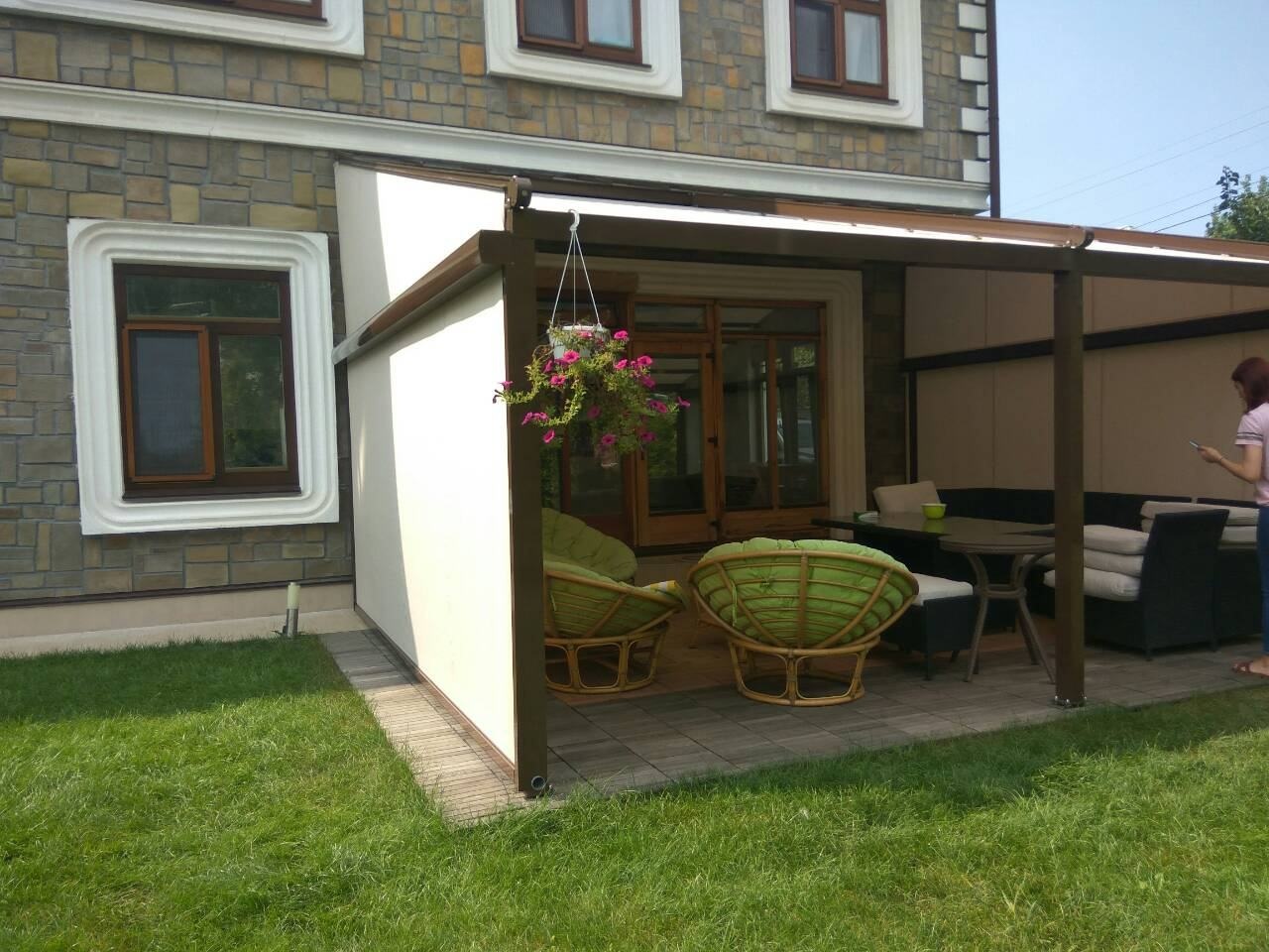 Pérgola de lona adosada a una vivienda