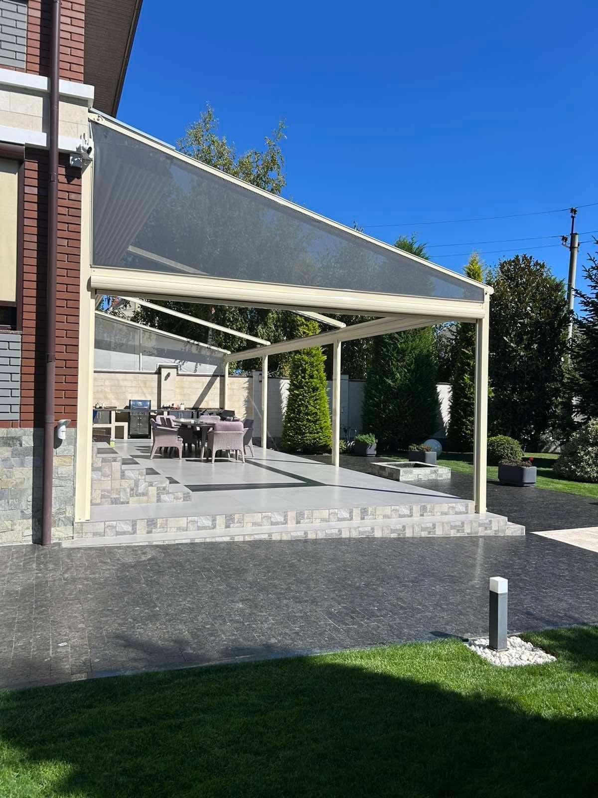 Pérgola de lona en una terraza elevada