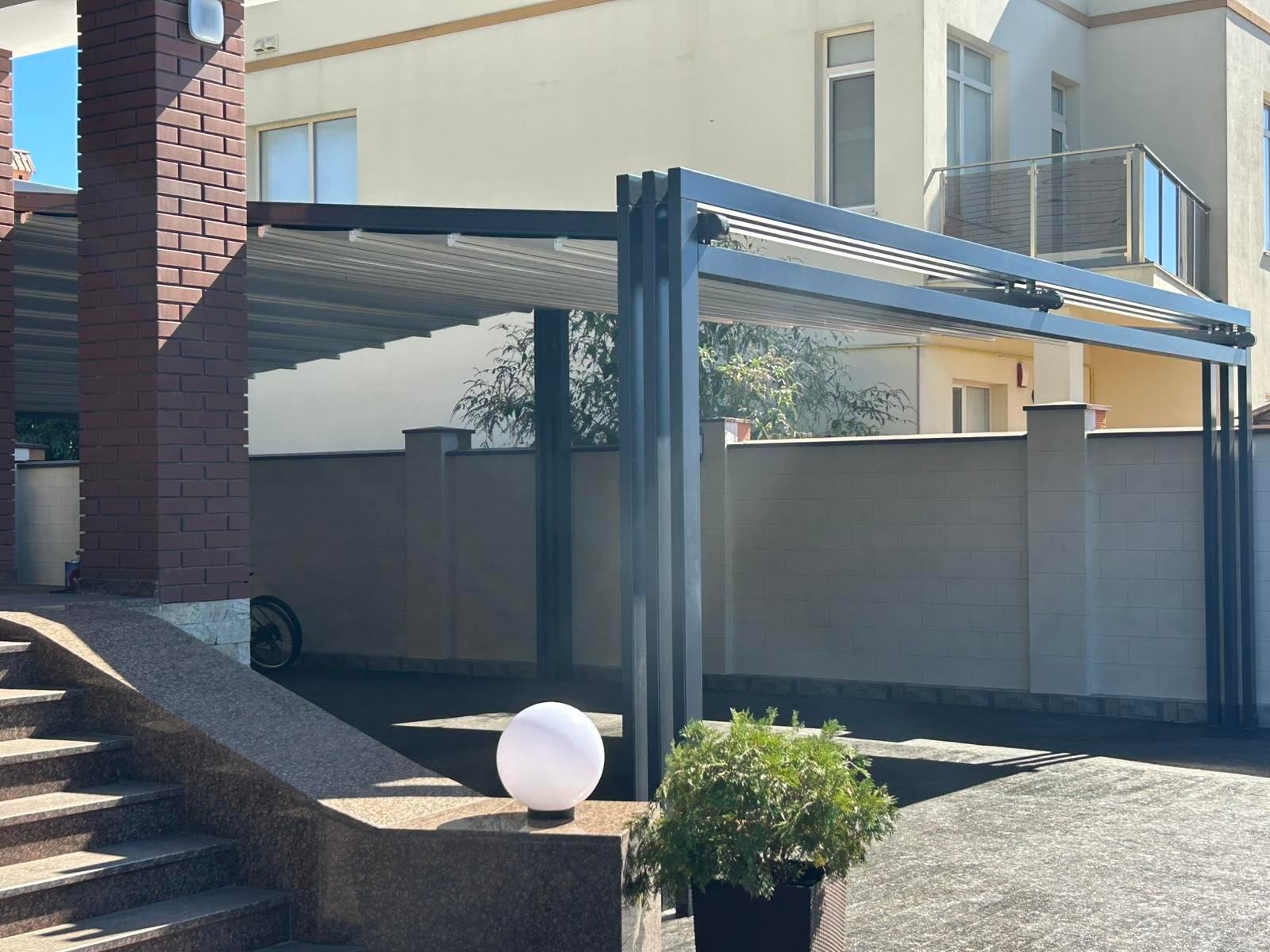 Pérgola con estructura de aluminio oscuro