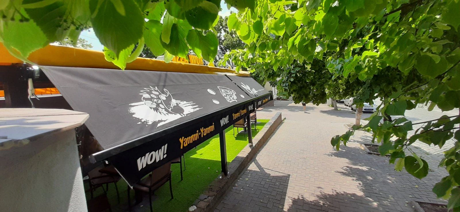 Toldo negro de brazo caído