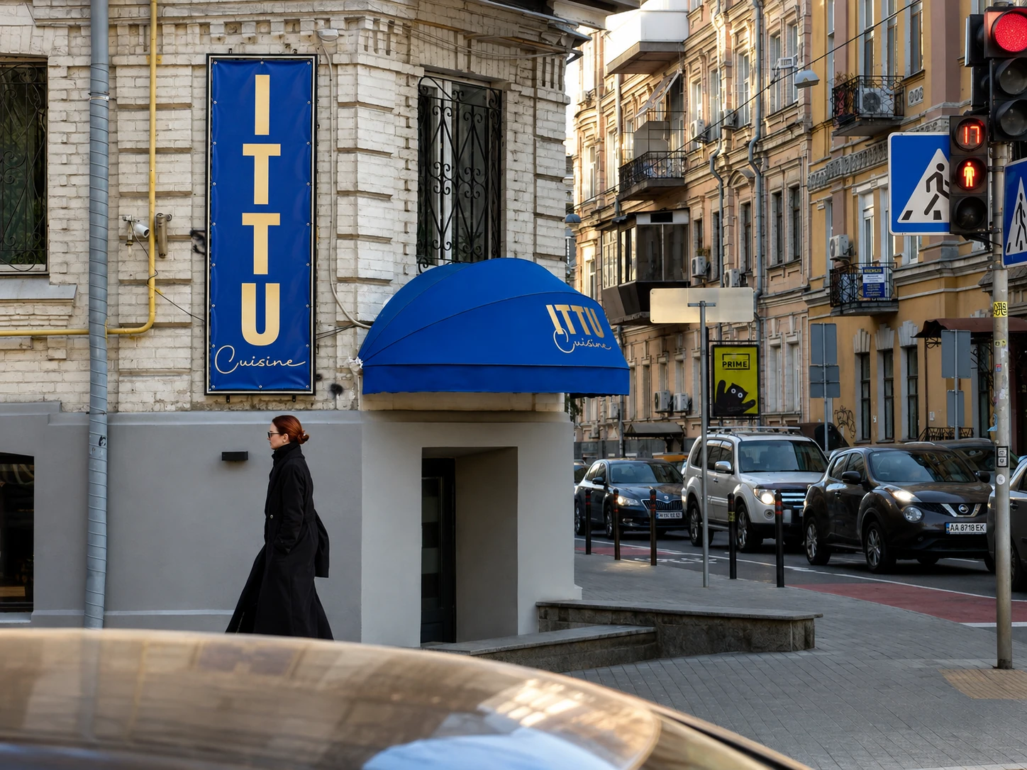 Toldo capota azul en una fachada urbana