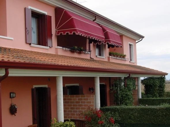 Toldos capota instalados en una fachada