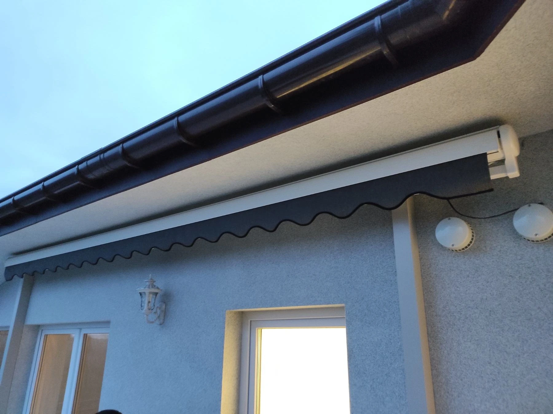 Toldo compacto en una vivienda