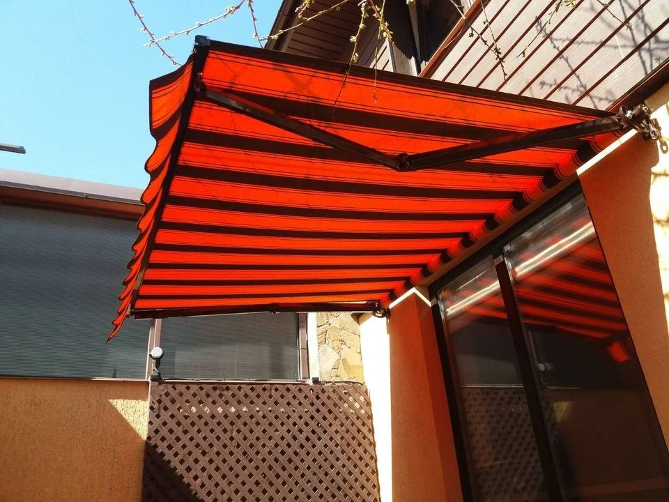 Toldo rojo de brazo articulado