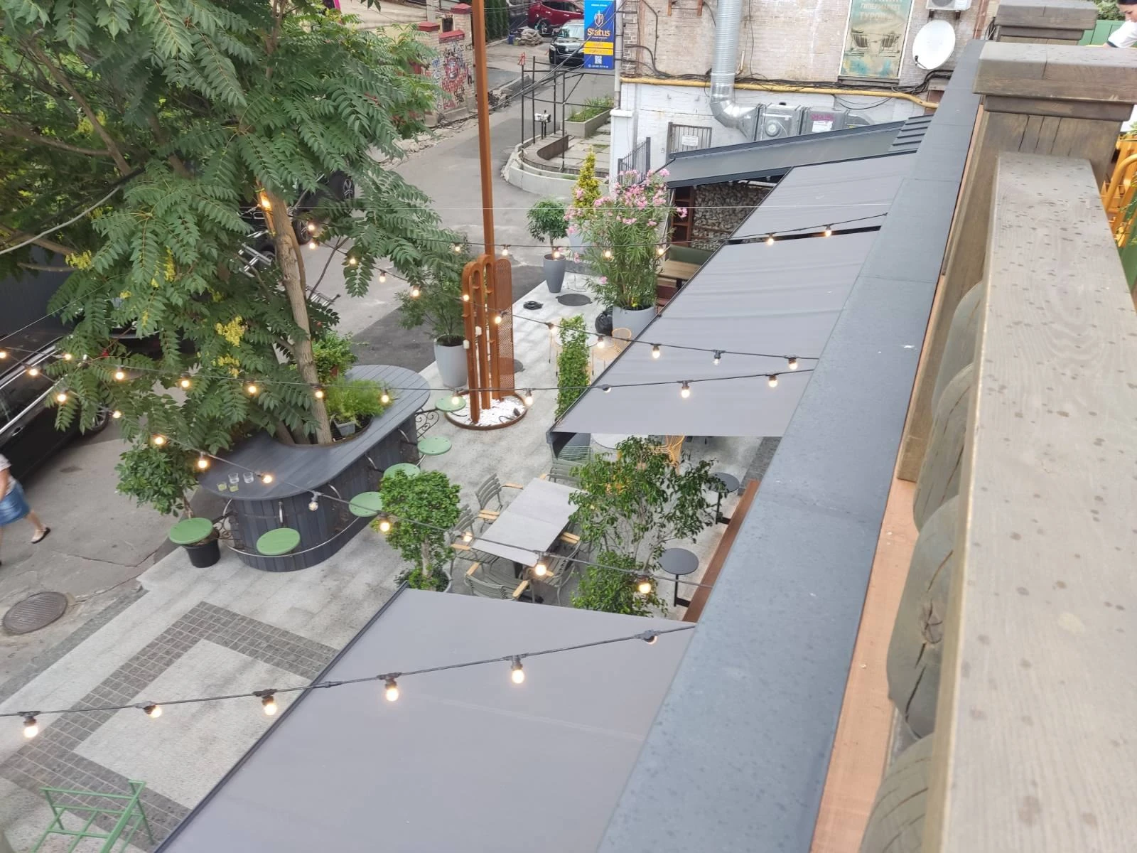 Toldos sobre una terraza comercial