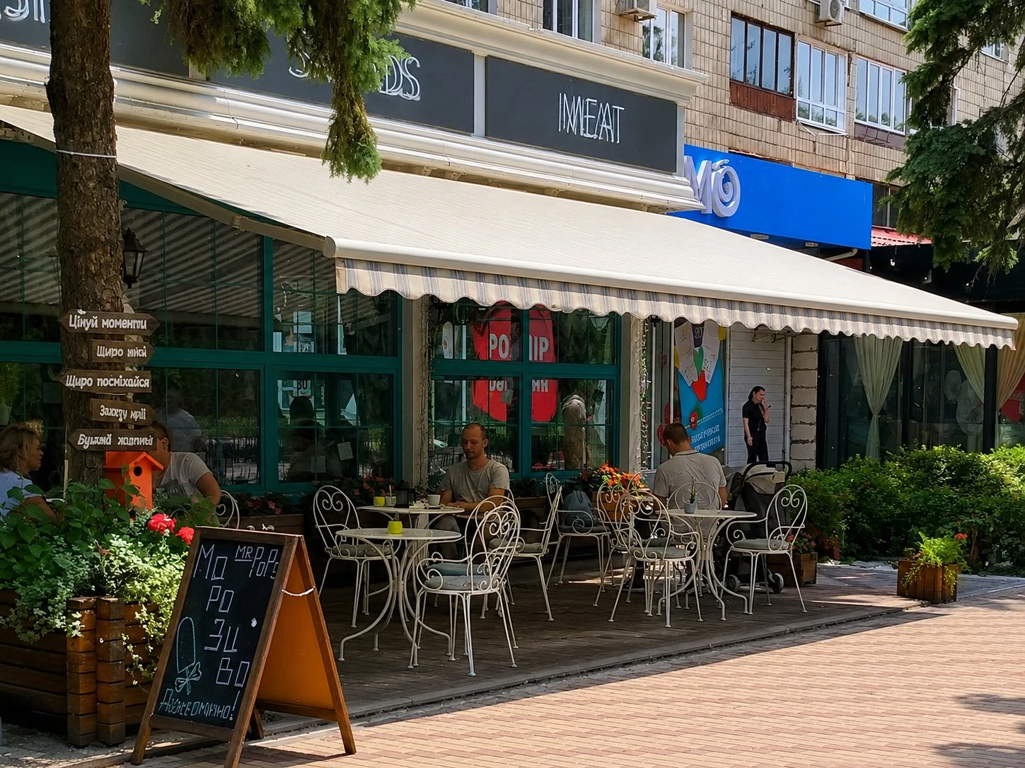 Toldo en la terraza de un café
