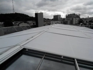 Toldos exteriores instalados sobre un gran techo de cristal