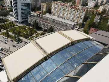 Vista aérea de toldos sobre una cubierta de cristal
