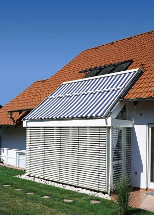 Toldo rayado instalado sobre un jardín de invierno blanco