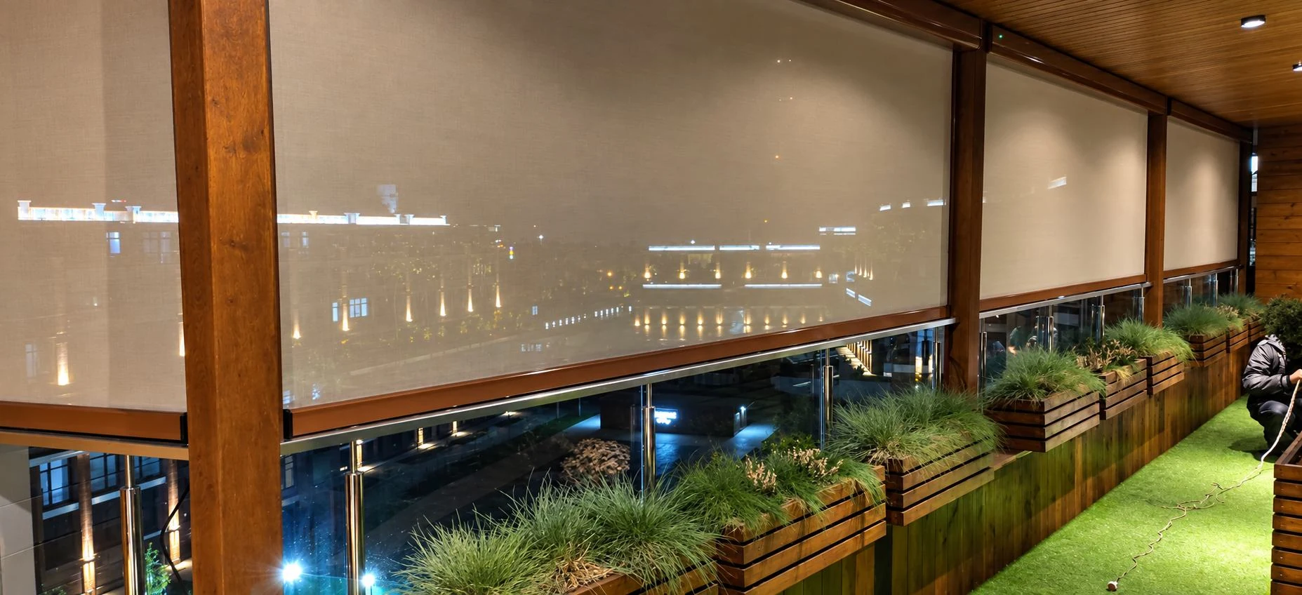 Cortinas verticales en una terraza de restaurante