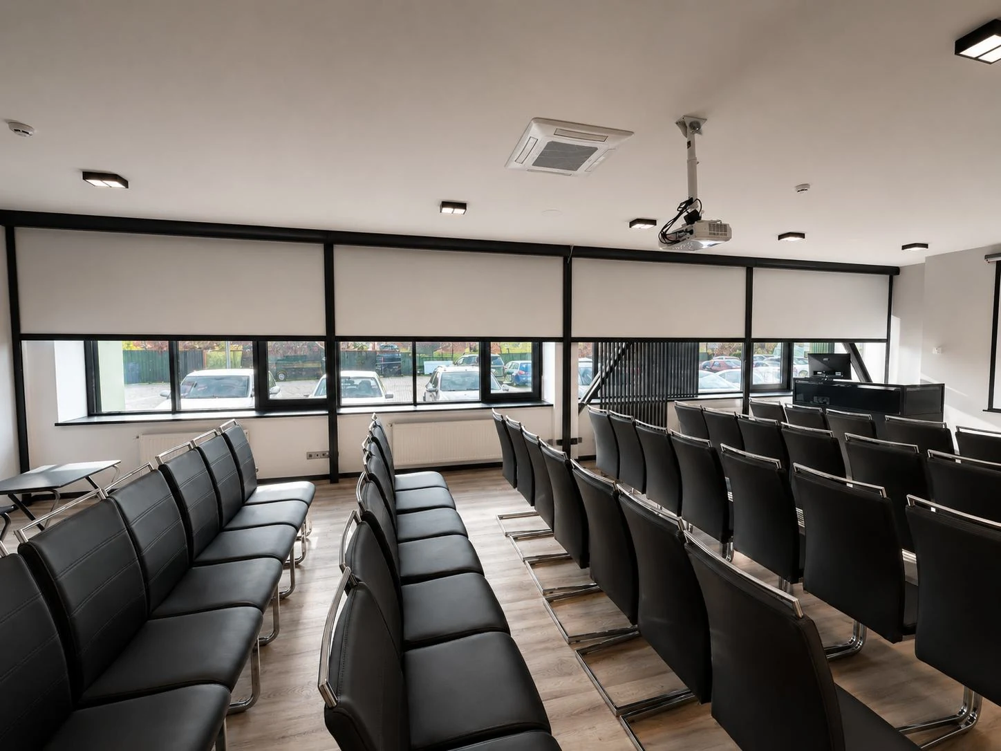 Cortinas ZIP en un auditorio